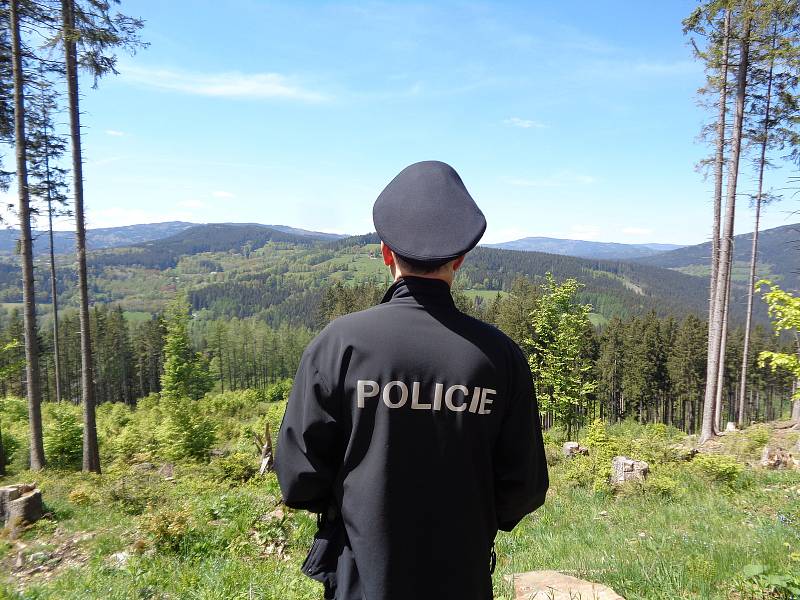 Snímky z natáčení poslední čtvrté řady Policie Modrava. Točilo se na hřbitově ve Velharticích, hradě Rabí, na sušickém Svatoboru, u Annína, ve sklářském muzeu v Rajsku, hřbitovním kostele v Kašperských Horách, Nemilkově, Švihově i jinde.