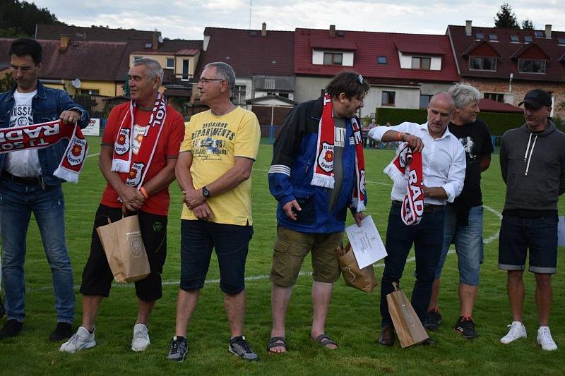 Slavnostní poděkování bývalým reprezentantům TJ Sokol proběhlo v poločasové přestávce zápasu proti Stříbru.