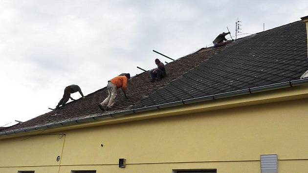 Rekonstrukce Lidového domu v Těních bude letos pokračovat. Po opravě střechy, přijde na řadu výměna oken.