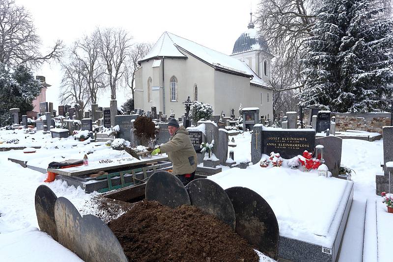 Milan Kučera s manželkou Janou se hrobnickému řemeslu věnují už více než třicet let. Vykopání nebo prohloubení hrobu teď v zimních měsících je náročnější kvůli promrzlé půdě nebo přimrzlé krycí kamenné desce, která hrobová místa zakrývá.