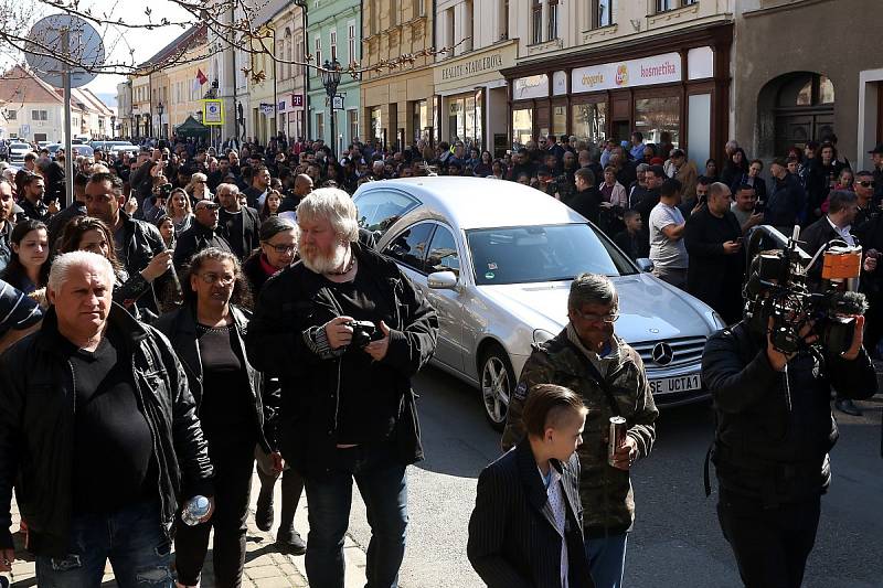 V Rokycanech se lidé rozloučili se zpěvačkou Věrou Bílou