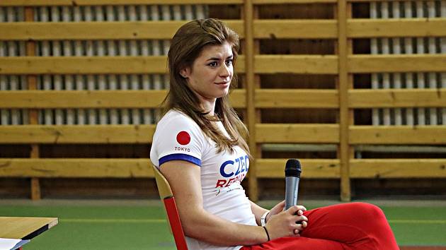 Olympionička Adéla Hanzlíčková se vypravila za kluky a děvčaty do devítiletky.