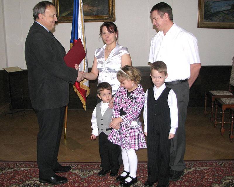 Rodina Glazerových, usazená v Cheznovicích, převzala z rukou Slavomíra Špicla, tajemníka Městského úřadu Rokycany, státní občanství.   