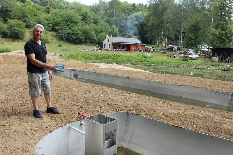 Jednatel organizace rybářského svazu v Radnicích Ivo Kraisinger ukazuje nově budované nádrže pro odchov malých pstruhů.