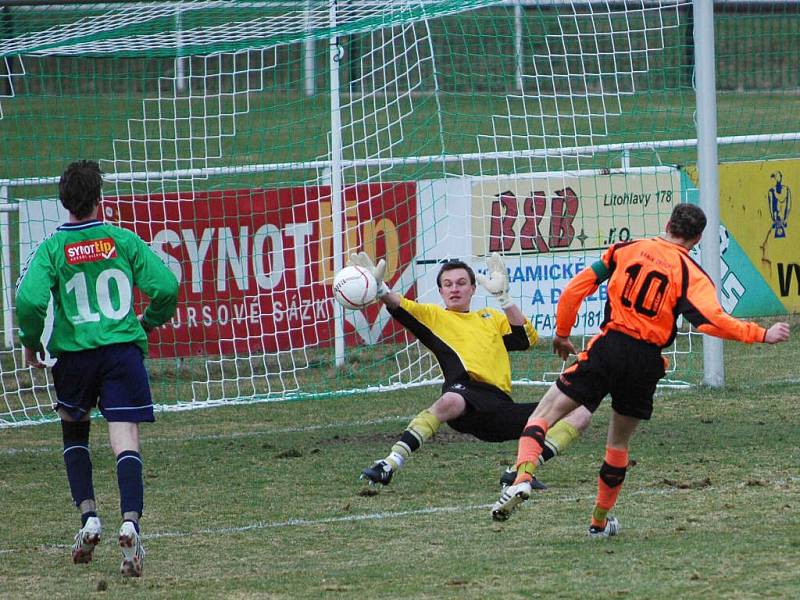 Fotbalisté FC Rokycany zabodovali naplno  v minulém kole krajského přeboru. Uspěli na plzeňských Slovanech. Náš snímek je z duelu se Zbůchem. 