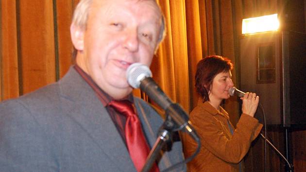 Do kulturního domu v Hrádku dorazili na předsilvestrovskou merendu muzikanti z Dobříče Václav Žákovec a zpěvačka Anička Volínová. 