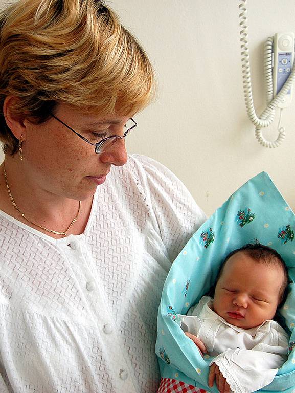 Druhé štěstí manželů Lucie a Jaroslava Jůzových z Plzně je na světě. Je to krásná holčička a dostala jméno Viktorka. Narodila se v šest hodin ráno 9. srpna, měřila 51 cm, vážila 3400 gramů a doma na ní čeká tříletý bráška Jára.