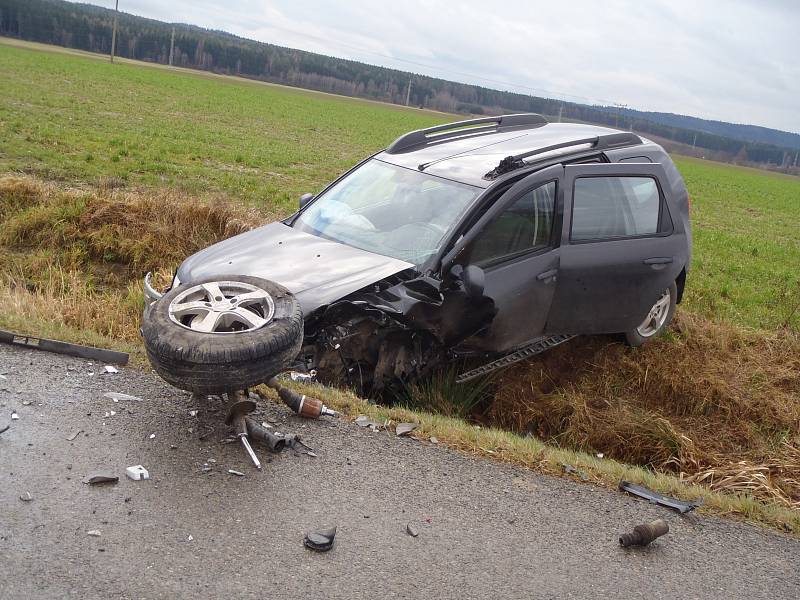 JEDNO z vozidel nedělní autonehody mezi Mýtem a Cheznovicemi. Škoda na automobilech je odhadovaná na 300 tisíc korun.