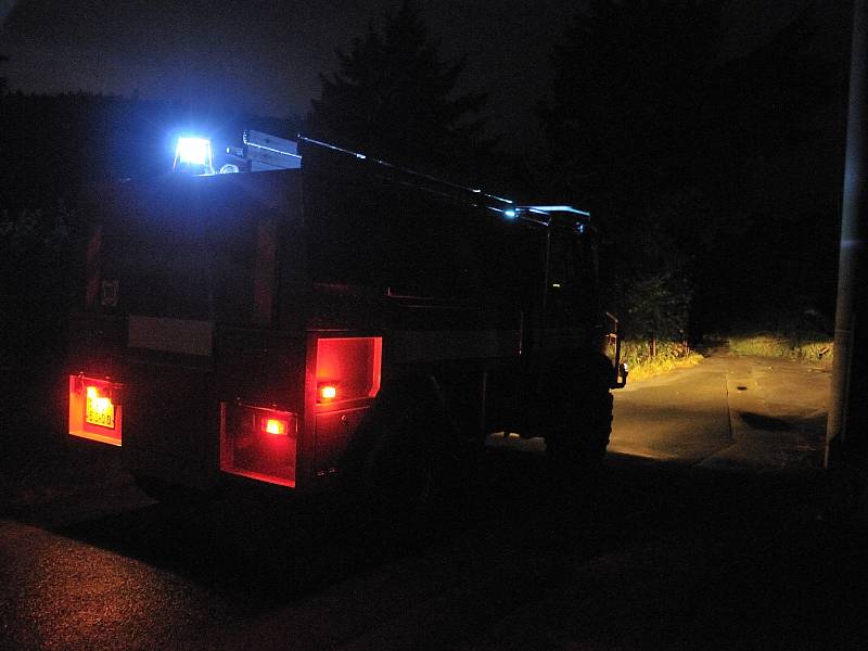 Hasiči čekali na pohotovostní vozidlo energetiků minimálně tři hodiny.