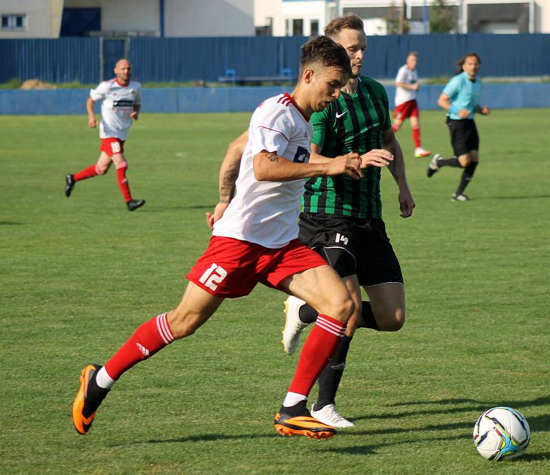 Fotbalisté FC Rokycany (na archivním snímku hráči v zelených dresech) porazili Jindřichův Hradec 2:0 a slaví třetí výhru v řadě.