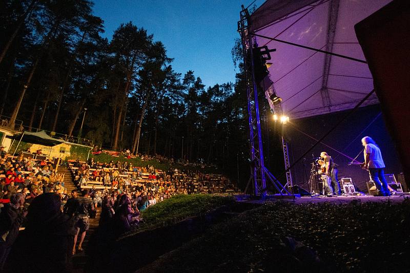 Muzika v Hrádku oslovila sedm kapel, fanoušci zaplnili areál přírodního kina