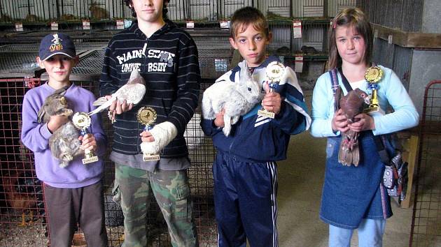 Přímo z pořádající organizace si cenu vybojovala s exemplářem moravské bagdety Adéla Čechová (zprava), Václav Hrabák uspěl s králíkem stříbřitým světlým, Ladislav Čech s poštovním holubem typu standard a Jan Hrabák s králíkem plemene zakrslý beran.