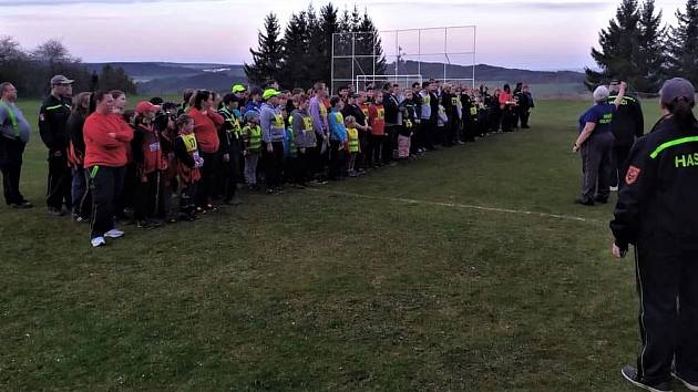 Centrem noční soutěže se stalo fotbalové hřiště a klání podpořil domácí sbor i starostka obce