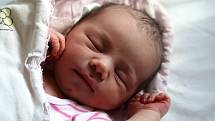 VIKTORIE ŽOVÁKOVÁ z Cheznovic přišla na svět 19. října, padesát pět minut po půlnoci. Maminka Kamila a tatínek Milan znali pohlaví svého prvního dítěte dopředu. Malá Viktorie se narodila s mírami 2900 gramů a 46 cm.