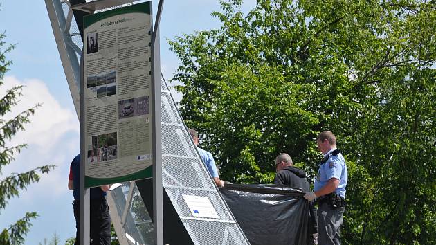 Policisté a lékař zasahují na místě tragické události.