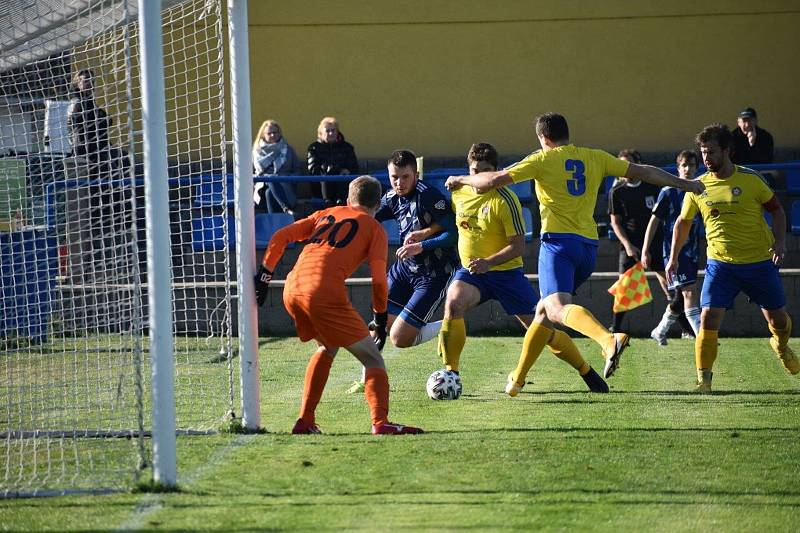 Fotbalisté TJ Slavoj Mýto (na archivních snímcích hráči v modrých dresech) porazili divizní Tochovice 3:1.