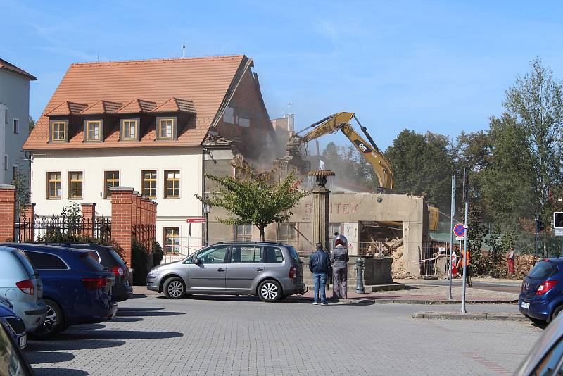 Bourání historické stavby v Rokycanech