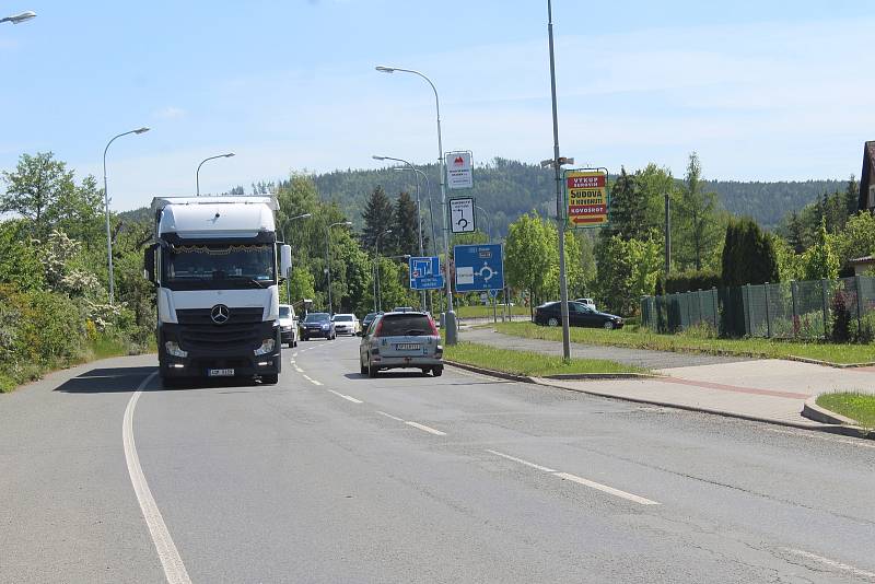 Ve Šťáhlavské ulici hlídá řidiče úsekové měření.