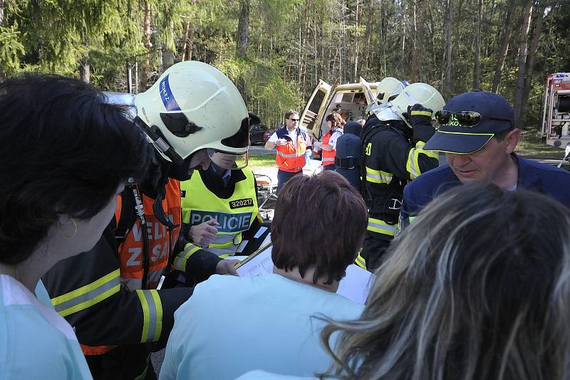 Hasiči přebírají informace od personálu.