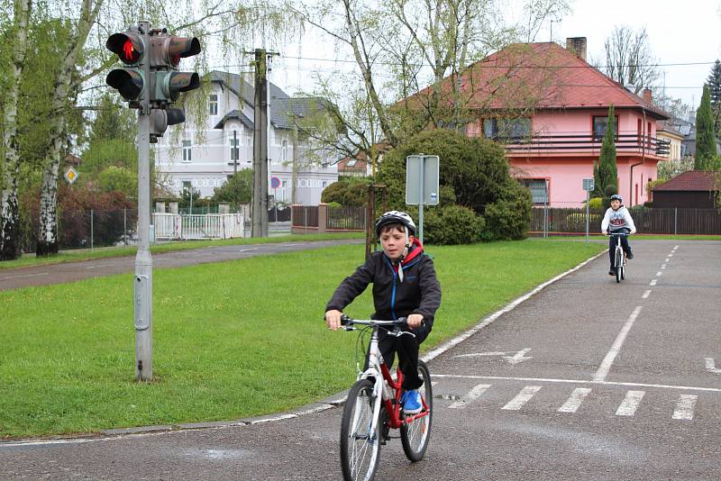 Žáci z mirošovské devítiletky vyrazili na dětské dopravní hřiště.