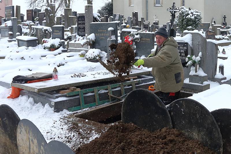 Milan Kučera s manželkou Janou se hrobnickému řemeslu věnují už více než třicet let. Vykopání nebo prohloubení hrobu teď v zimních měsících je náročnější kvůli promrzlé půdě nebo přimrzlé krycí kamenné desce, která hrobová místa zakrývá.