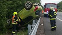 U dálničního sjezdu poblíž Ejpovic boural v neděli odpoledne spěchající řidič osobního vozu Peugeot. Čtyři pasažéři byli převezeni do nemocnic.