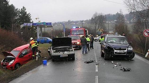 Hromadná havárie  tří osobních automobilů a jedné dodávky u čerpací stanice ve Zbiroze zablokovala v pátek ráno na několik desítek minut dopravu v obou směrech.  I když kolize vypadala velice dramaticky, obešla se bez vážných zranění. 