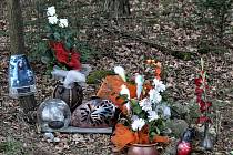 Před bezmála pěti lety došlo na silnici z Rokycan do Šťáhlav k tragické nehodě. Připomíná ji malý pomníček.