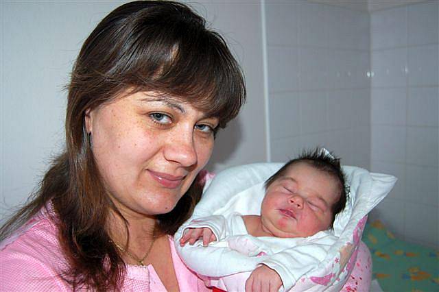 Karolína ČERVENKOVÁ z Kařízku bude mít ve svém rodném listu datum narození 26. října. Přišla na svět ve 20 hodina 20 minut. Manželé Naďa a Michal se nechali pohlavím svého druhého dítěte překvapit. Karolínka vážila při narození 3300 gramů, měřila  50 cm. 