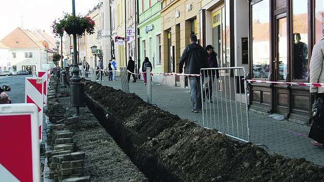 Rozkopání náměstí mělo tentokrát na svědomí pokládání nové větve rychlého propojení center Rokycan, jedná se o optickou metropolitní síť.