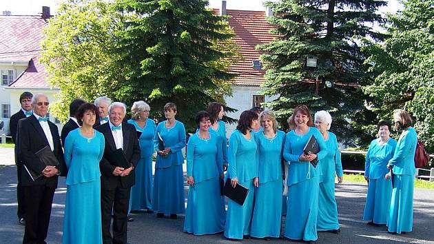 Část souboru Cantate čekající před kostelem v Klenčí na své vystoupení.  