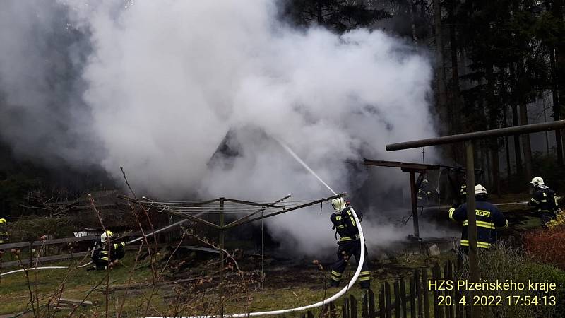 V lese u Hůrek na Rokycansku shořela chata