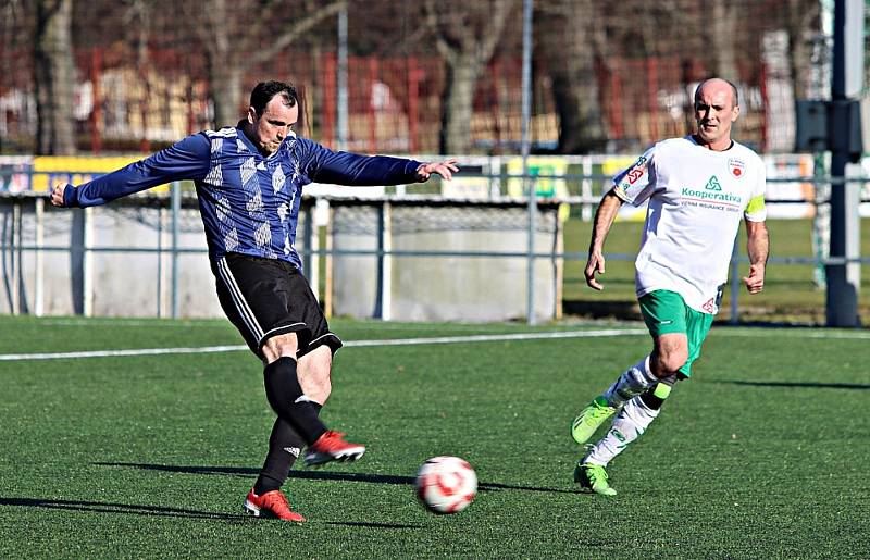 Při jarní premiéře krajské 1. B třídy musely Radnice B na umělku do Rokycan. Podlehly tu Mladoticím 1:5. Foto Jaroslav Kreisinger