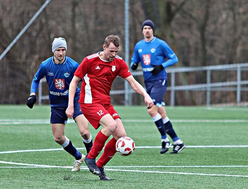 Fotbalisté TJ Sokol Radnice (v červeném) statečně vzdorovali vedoucímu Tachovu.