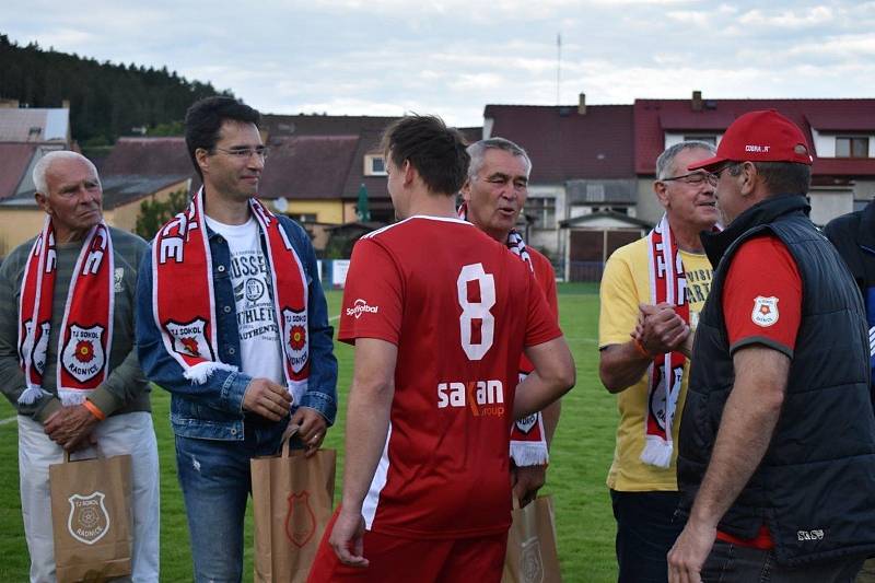 Slavnostní poděkování bývalým reprezentantům TJ Sokol proběhlo v poločasové přestávce zápasu proti Stříbru.