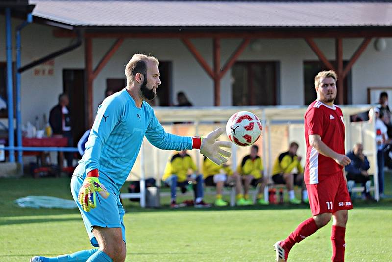 Fotbalisté TJ Sokol Radnice (na archivním snímku červení).