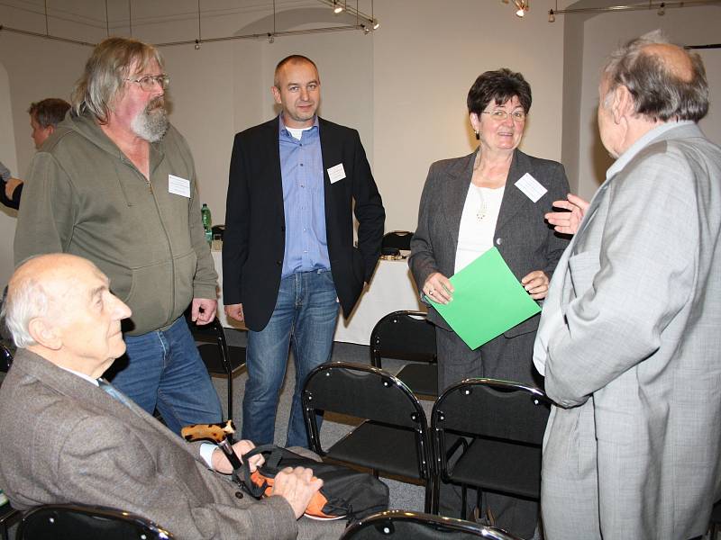 V ODBORNÉ DISKUSI jsme v přestávce konference v Muzeu dr. B. Horáka zastihli Jana Hučka, Martina Langa, Františka Sýkoru, Miroslavu Šandovou a Oldřicha Šplýchala.