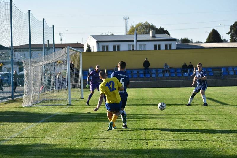 Fotbalisté TJ Slavoj Mýto (na archivních snímcích hráči v modrých dresech) porazili divizní Tochovice 3:1.