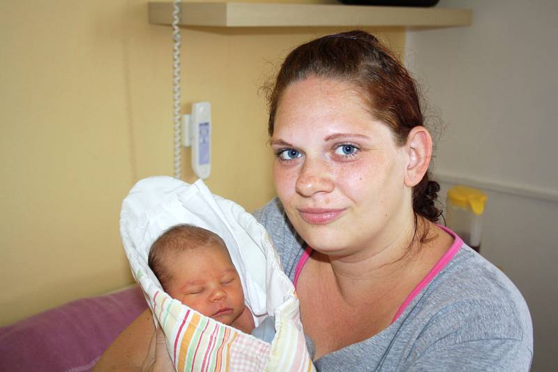 NINA PAŇKOVIČOVÁ z Rokycan bude mít ve svém rodném listu datum narození 23. června. Přišla na svět ve 22 hodin a 12 minut jako první dítě rodičů Aleny a Oleksandra, kteří věděli dopředu, že se mají těšit na holčičku. Nina vážila při narození 3050 g, 49 cm
