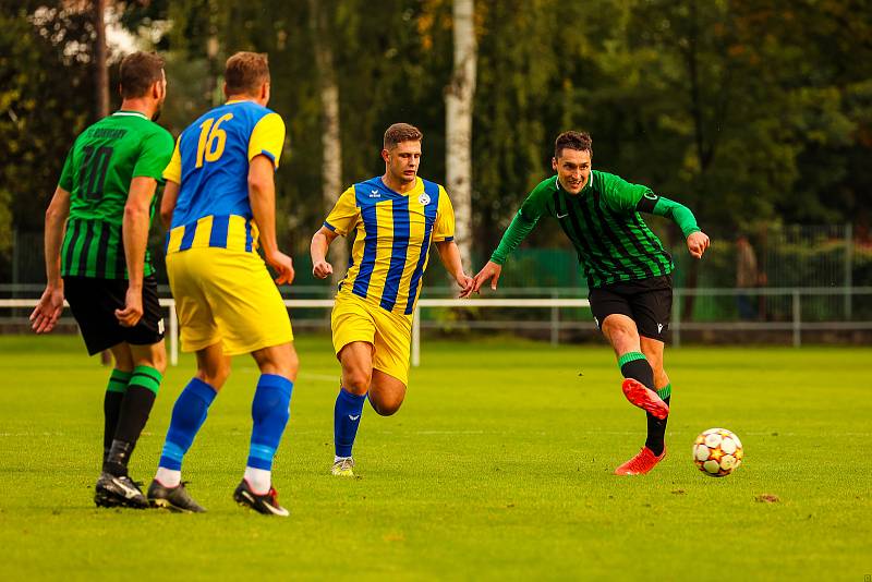 Fotbalisté FC Rokycany (na archivním snímku hráči v zelenočerných dresech) remizovali ve středeční dohrávce 3. kola FORTUNA divize A s Aritmou Praha 2:2.