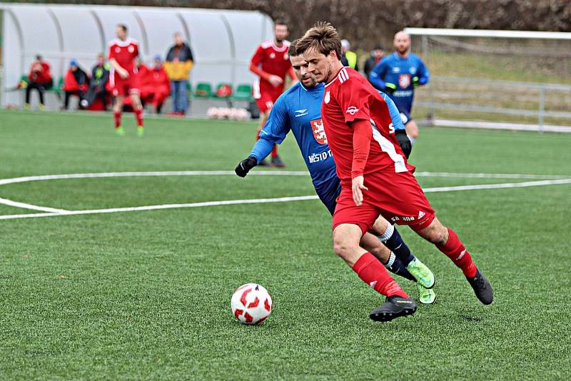 Fotbalisté TJ Sokol Radnice (v červeném) statečně vzdorovali vedoucímu Tachovu.