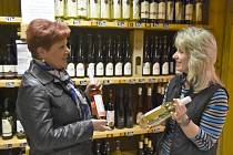 RŮŽOVÉ SVATOMARTINSKÉ víno si vybrala včera dopoledne ve vinotéce na Malém náměstí i Drahomíra Aubrechtová z Vitinky. Nad kvalitou letošních vín diskutovala s prodávající Ivou Novákovou.