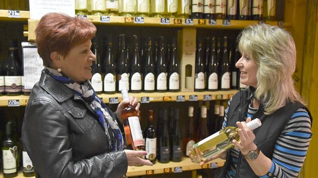 RŮŽOVÉ SVATOMARTINSKÉ víno si vybrala včera dopoledne ve vinotéce na Malém náměstí i Drahomíra Aubrechtová z Vitinky. Nad kvalitou letošních vín diskutovala s prodávající Ivou Novákovou.