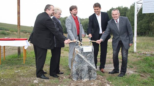 SLAVNOSTNÍ POKLEP na základní kámen budoucí čistírny odpadních vod v Radnicích odstartoval i výstavbu s ní související kanalizace. Na snímku jsou (zleva) radní Krajského úřadu PK Václav Štekl, senátorka Milada Emmerová, starosta města Jan Altman, zástupce