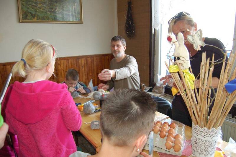 Restaurace Pod Rozhlednou u Kovohutí se v sobotu odpoledne proměnila ve výtvarnou dílnu.