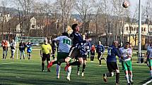 Při jarní premiéře krajské 1. B třídy musely Radnice B na umělku do Rokycan. Podlehly tu Mladoticím 1:5. Foto Jaroslav Kreisinger