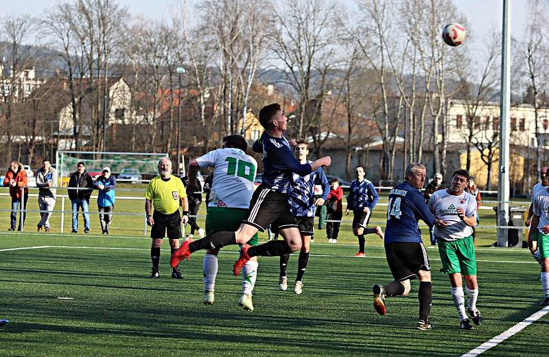 Při jarní premiéře krajské 1. B třídy musely Radnice B na umělku do Rokycan. Podlehly tu Mladoticím 1:5. Foto Jaroslav Kreisinger