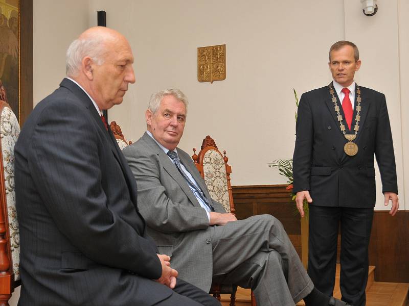 Václav Šlajs, Miloš Zeman a Vladimír Šmolík při svém projevu o městu jeho úspěších.