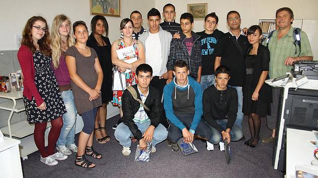 Skupina mladých lidí z Alžíru, ubytovaných v Rokycanech, poznává  naši republiku. Pomáhá jim v tom oddíl Divoká Orlice, jehož vedoucí Pavel Hubert (na snímku vpravo) cizince doprovázel i při návštěvě redakce Deníku. 