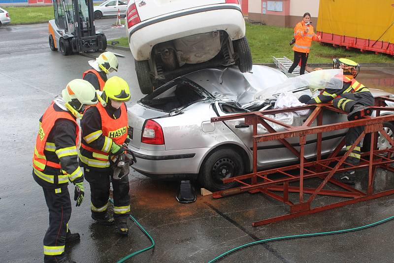 V areálu HZS na Švabíně ve Zbiroze se uskutečnila soutěž ve vyprošťování při nehodách.